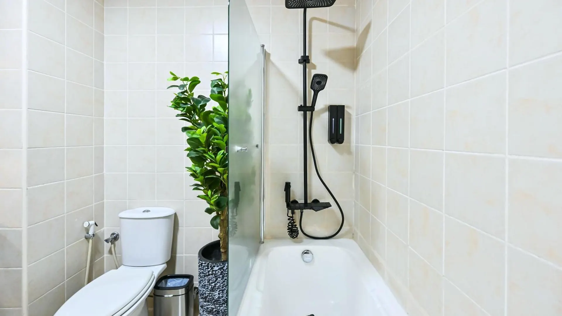 Black & Bold - Aesthetic Stay Dubai