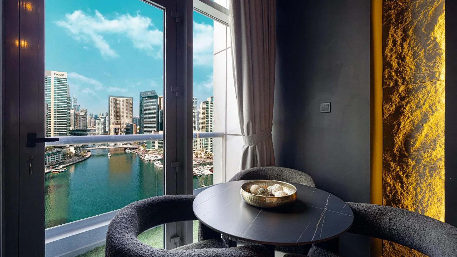 Black & Bold - Aesthetic Stay Dubai United Arab Emirates