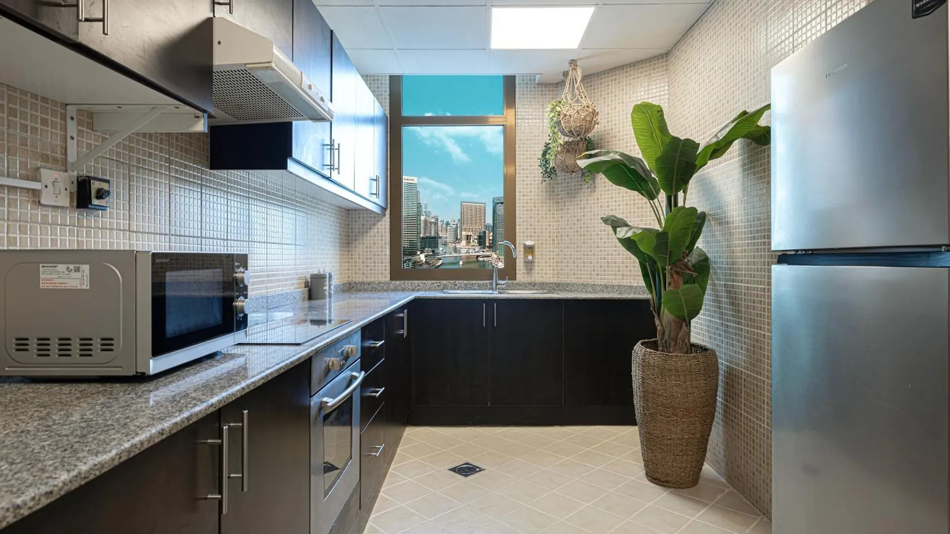 Black & Bold - Aesthetic Stay Dubai Apartment